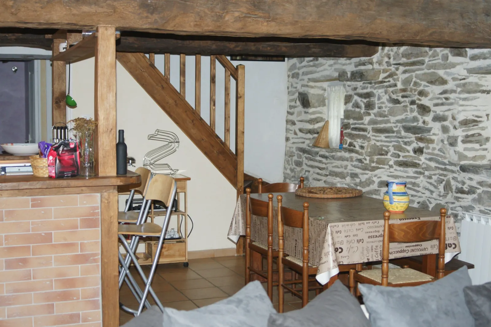 La salle à manger et l'escalier vers l'étage